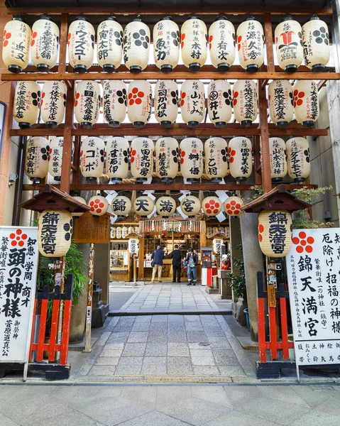 Храм Нисики Тенмангу в Киото, Япония — стоковое фото