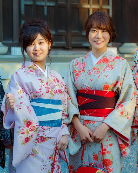 Ιαπωνικές γυναίκες με κιμονό ΠΑΡΑΔΟΣΙΑΚΟ — Φωτογραφία Αρχείου