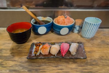 Japon suşi kümesinin bir tabak