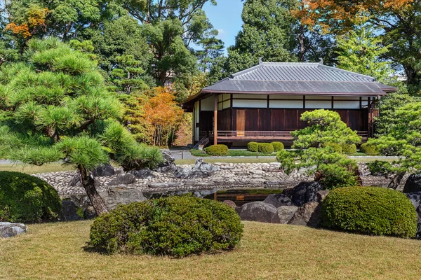 Seiryu-en trädgård och tehus på Nijo Castle i Kyoto, Japan — Stockfoto