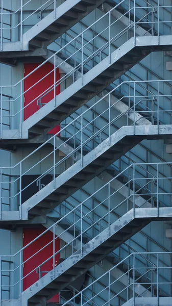 Escadaria fora de um edifício — Fotografia de Stock