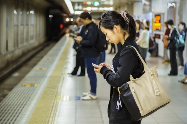 Japaner auf U-Bahn-Plattform in Kyoto — Stockfoto