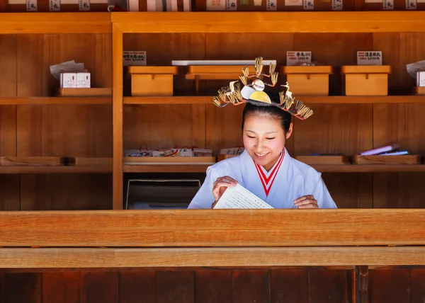 巫女-日本女祭司的时候在大阪住吉大社 — 图库照片