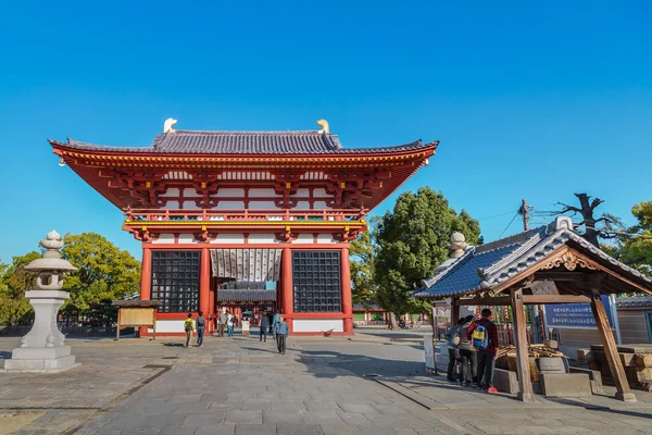 Saidaimon (zachodnia brama) w świątyni Shitennoji w Osaka, Japonia — Zdjęcie stockowe