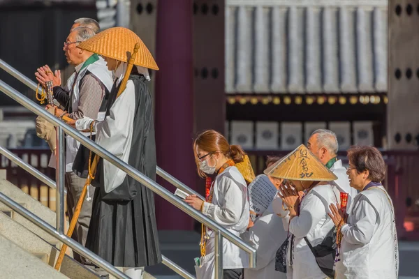 Gente en el templo de Shitennoji en Osak — Foto de Stock