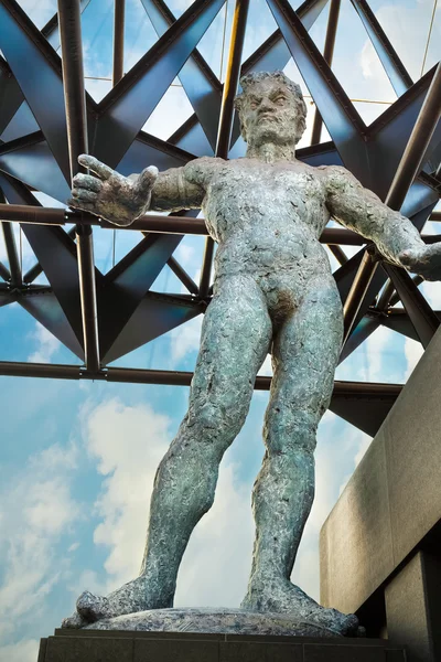 Statue moderne in bronzo della statua di Nio al Tempio Isshinhji a Osaka — Foto Stock