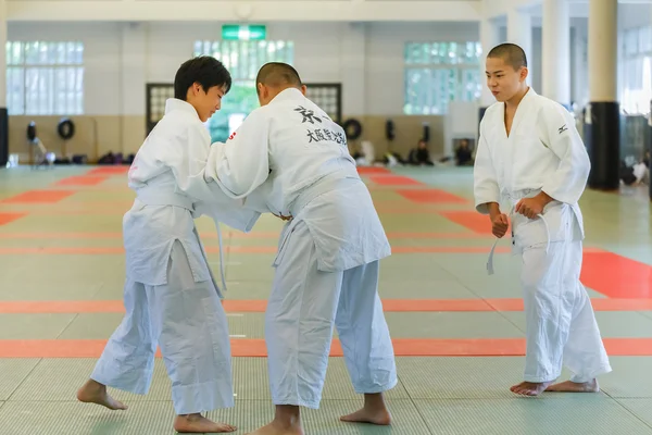 Japonští studenti v Shudokan hall — Stock fotografie