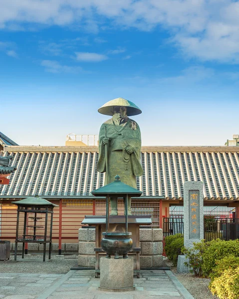 Estatua de Shinran Shonin en el templo de Shitennoji en Osaka — Foto de Stock