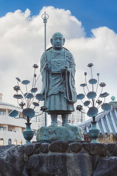 Estatua de Kobo-Daishi en la puerta de Saidaimon en el templo de Shitennoji — Foto de Stock