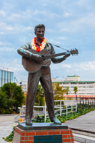 Статуя Элвиса в Кобе, Япония
