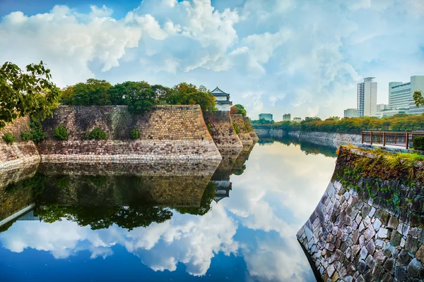 Gracht van het kasteel van Osaka in Osaka, Japan — Stockfoto