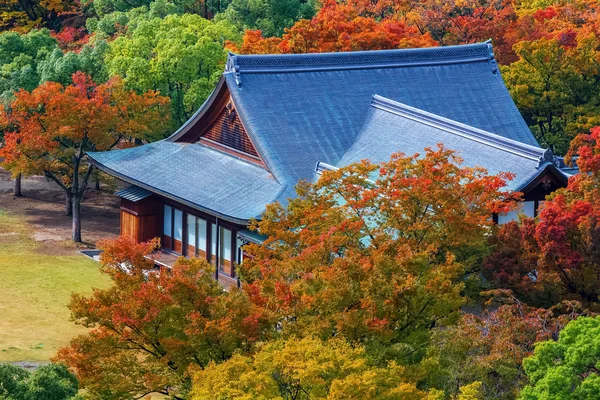 Dawny dom guset osaka w osaka castle garden — Zdjęcie stockowe