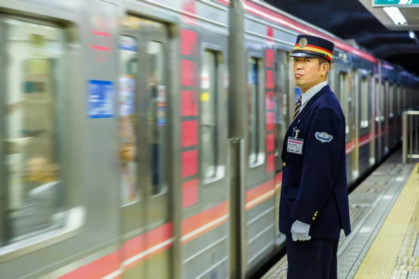 Japanischer Zugbegleiter in Osaka — Stockfoto