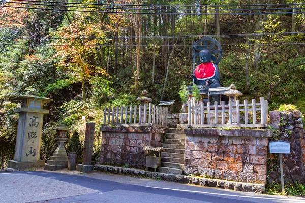 Статуя Отаке Дзизо перед Ньониндо в Коясане, Вакаяма — стоковое фото