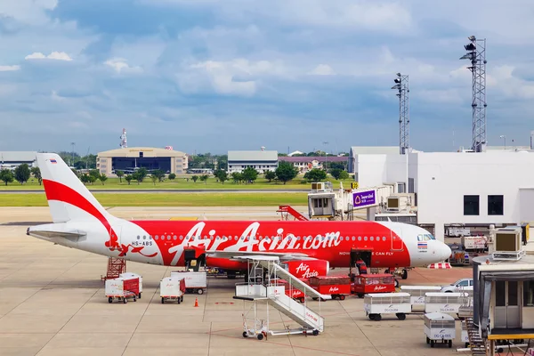 Bangkok, Thailand  - October 19 2014: AirAsia is a Malaysian low — Stock Photo, Image