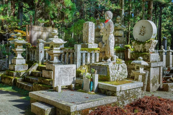 Okunoin 庙墓地面积在和歌山县高野山 (高野山) — 图库照片