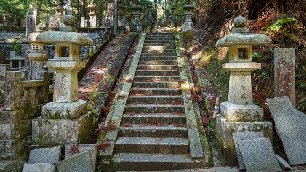 Okunoin 庙墓地面积在和歌山县高野山 (高野山) — 图库照片