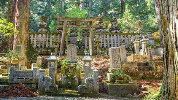 Okunoin 庙墓地面积在和歌山县高野山 (高野山) — 图库照片