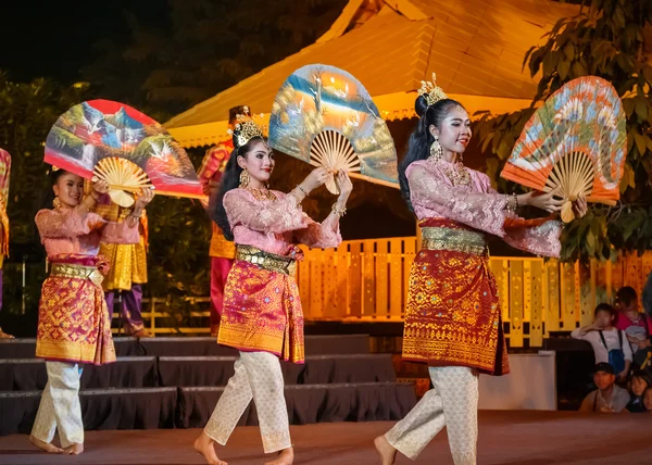 Thailändisches Kulturfestival - Fächertanz aus Südthailand — Stockfoto