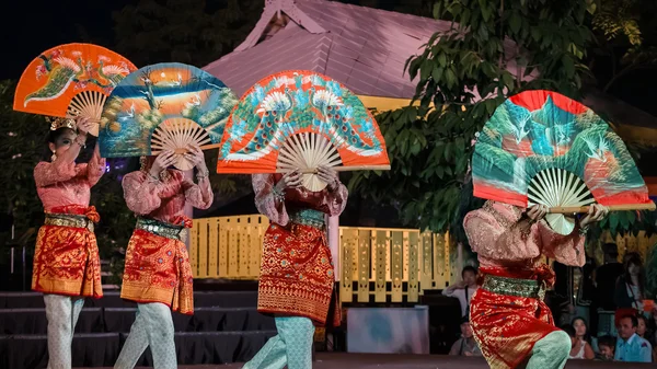 Festival de la cultura tradicional tailandesa - Danza de los fans del sur de Tailandia — Foto de Stock