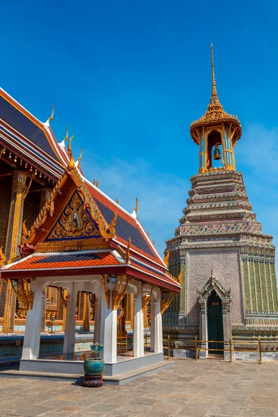 Glockenturm am wat phra kaew in Bangkok, Thailand — Stockfoto