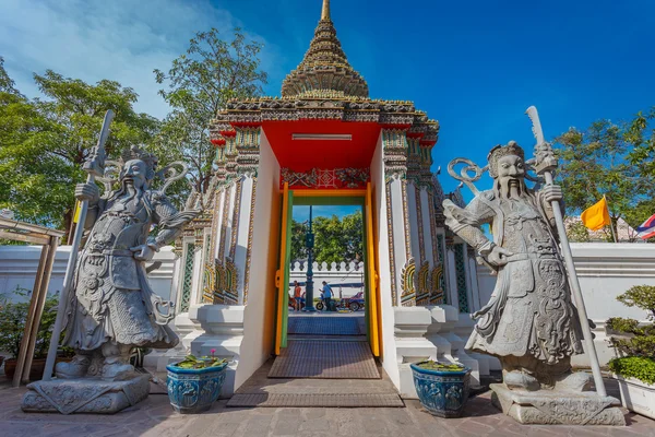 Wächterstatuen am wat pho (pho Tempel) in Bangkok — Stockfoto