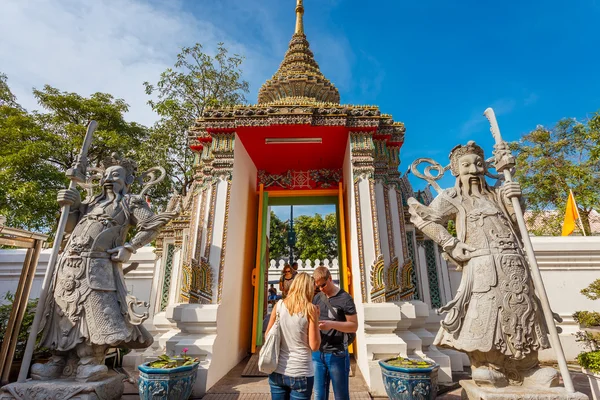 Koruyucu heykeller, Wat Pho (Pho Tapınağı) Bangkok, Tayland — Stok fotoğraf