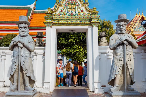 Koruyucu heykeller, Wat Pho (Pho Tapınağı) Bangkok, Tayland — Stok fotoğraf