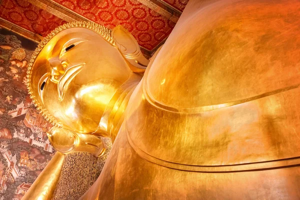 Den liggande Buddhaen vid Wat Pho (Pho tempel) i Bangkok, Thailand — Stockfoto