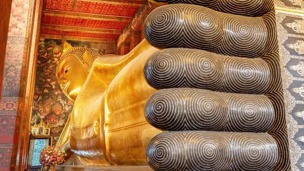 Ο ξαπλώνοντας Βούδας στο Wat Pho (Pho ναός) στην Μπανγκόκ, Ταϊλάνδη — Φωτογραφία Αρχείου
