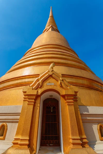 Golden Pagoda at Wat Bovorn (Bowon) Nivet Viharn in Bangkok, Thailand — Stock Photo, Image