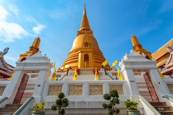 Złota Pagoda w Wat Bovorn (Bowon) Nivet Viharn w Bangkok, Tajlandia — Zdjęcie stockowe