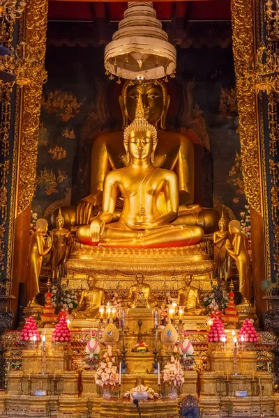 Estatuas de Buda de Oro en Wat Bovorn (Bowon) Nivet Viharn en Bangkok, Tailandia — Foto de Stock