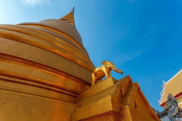 Golden Pagoda at Wat Bovorn (Bowon) Nivet Viharn in Bangkok, Thailand — Stock Photo, Image