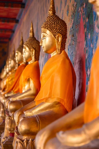 Buddha-Statue am wat arun - der Tempel der Morgendämmerung in Bangkok, Thailand — Stockfoto