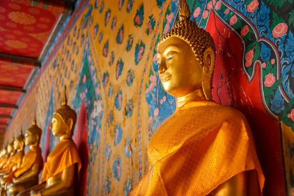 Buddha-Statue am wat arun (arun-Tempel) in Bangkok, Thailand — Stockfoto