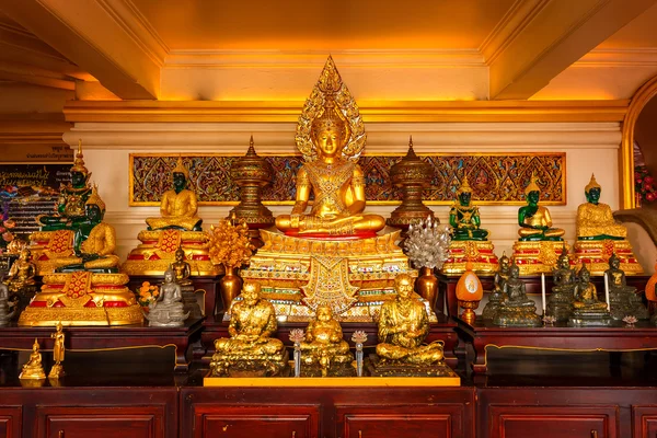 Wat Saket Bangkok, Thailad, Kral formundaki altın Buddha — Stok fotoğraf