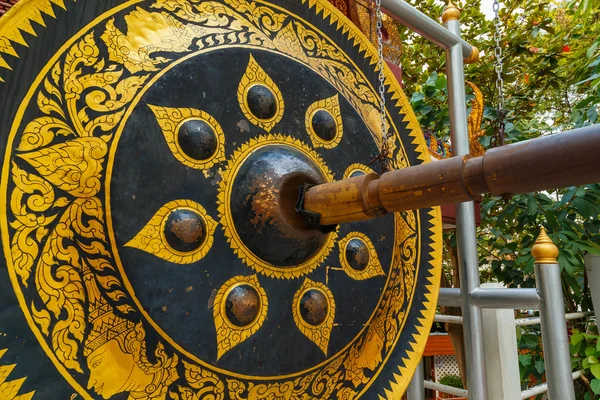 Velký Gong na Wat Saket - Golden Mountain chrám (Phu Khao Thong) v Bangkoku, Thajsko — Stock fotografie