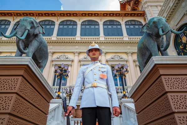 Thai Royal Guard at the Grand Palace in Bangkok — Stock Photo, Image