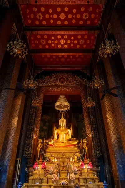 Posągi Buddy złoty w Wat Bovorn (Bowon) Nivet Viharn w Bangkok, Tajlandia — Zdjęcie stockowe