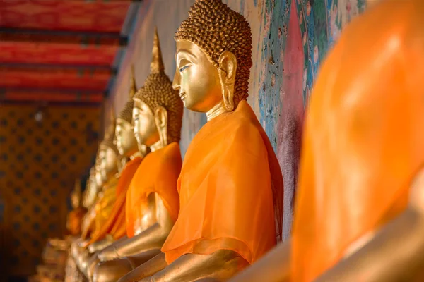 Boeddha standbeeld op Wat Arun - de tempel van de dageraad in Bangkok, Thailand — Stockfoto