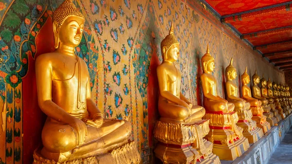Statua di Buddha a Wat Arun - il Tempio dell'Alba a Bangkok, Thailandia — Foto Stock