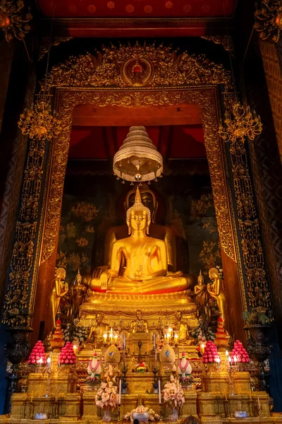 タイ、バンコクのワット ・ Bovorn (Bowon) Nivet ヴィハーンで黄金仏像 — ストック写真