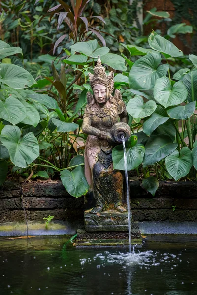 Typical Thai Garden with a fountain and a Small Pond — Stock Photo, Image