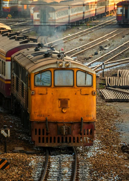 Velhas locomotivas a diesel e trens em Bangkok, Tailândia — Fotografia de Stock