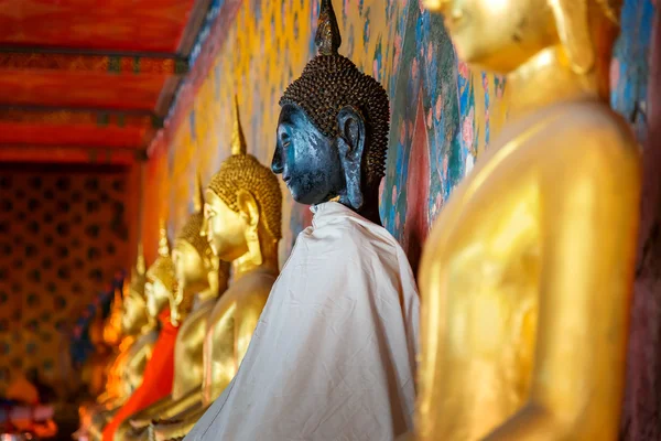 Buddha-Statue am wat arun - der Tempel der Morgendämmerung in Bangkok, Thailand — Stockfoto