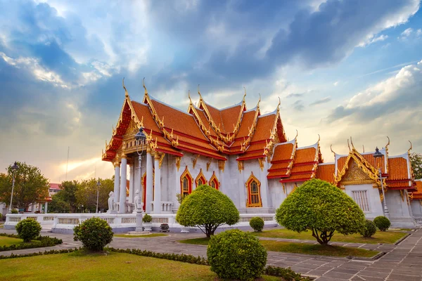 Der Marmortempel, Wat Benchamabopit Dusitvanaram in Bangkok, Thailand — Stockfoto