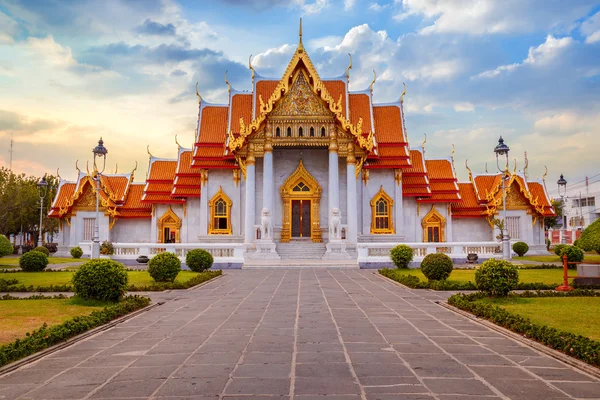 Der Marmortempel, Wat Benchamabopit Dusitvanaram in Bangkok, Thailand — Stockfoto