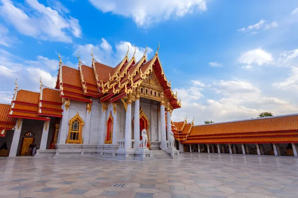 Der Marmortempel, Wat Benchamabopit Dusitvanaram in Bangkok, Thailand — Stockfoto