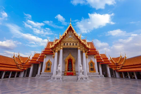 Der Marmortempel, Wat Benchamabopit Dusitvanaram in Bangkok, Thailand — Stockfoto